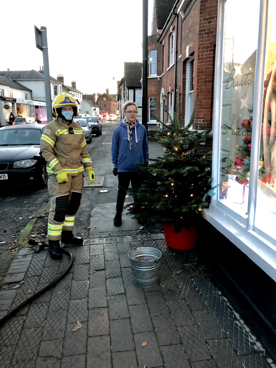 Beckywallis4's tweet photo. @HartleyWintney8 @PenEwbank @hartleywintney We were also closely supervised by @4thHWScouts, who kindly sourced all the trees! https://t.co/I5gUFZ8wDb