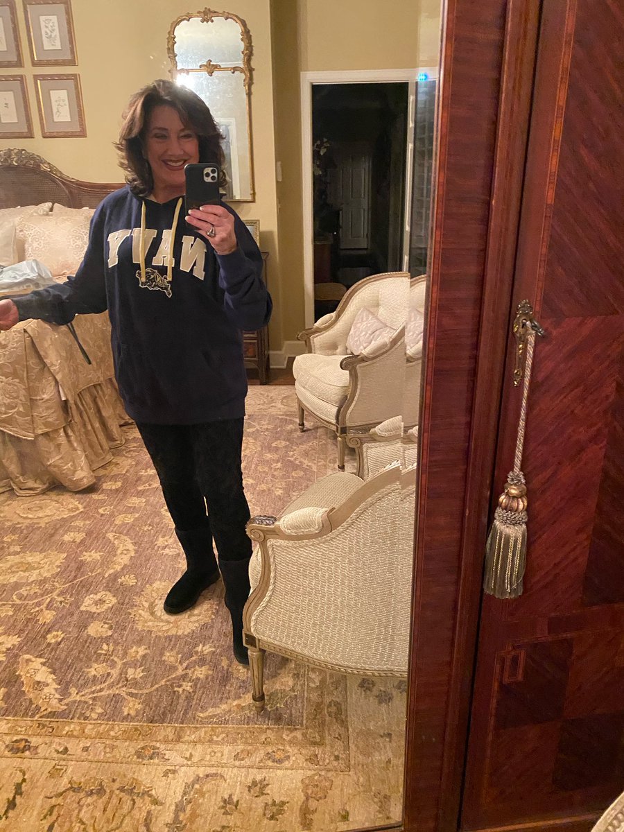 laurenhixon_'s tweet image. @davidhixon_ Your fam is representing!! #GoNavyBeatArmy