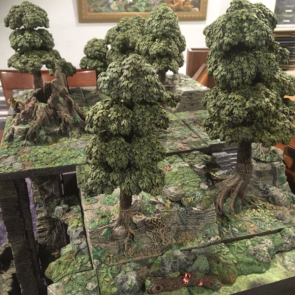 carmenjviola's tweet photo. Deeper into the forest...a hallowed tree....down the rabbit hole...what waits for thee? #DwarvenForge https://t.co/0VXKbyGUbT