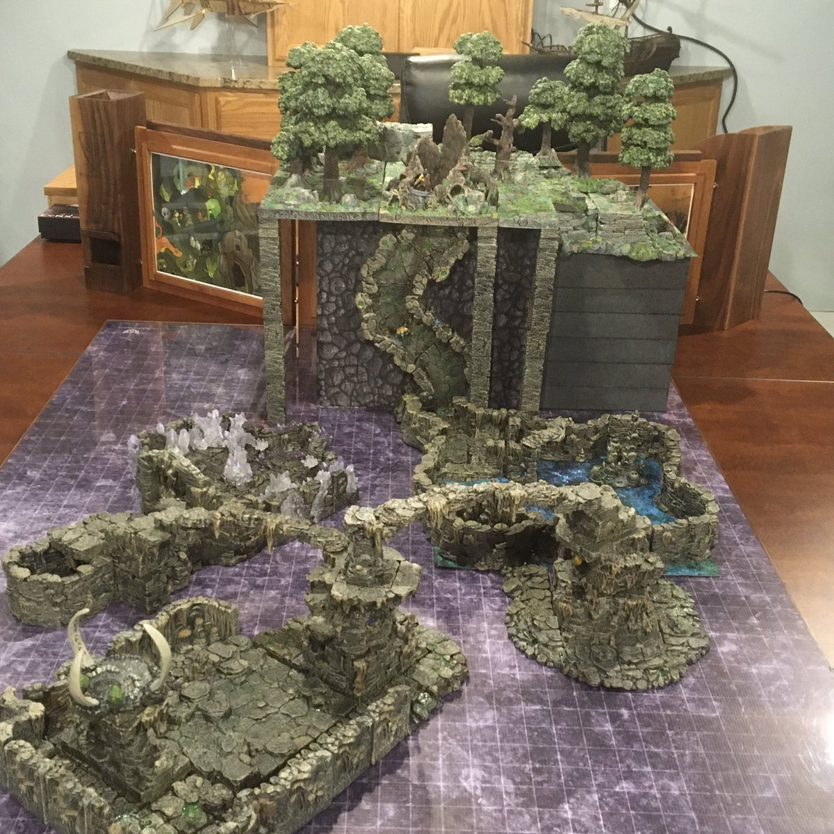 carmenjviola's tweet photo. Deeper into the forest...a hallowed tree....down the rabbit hole...what waits for thee? #DwarvenForge https://t.co/0VXKbyGUbT