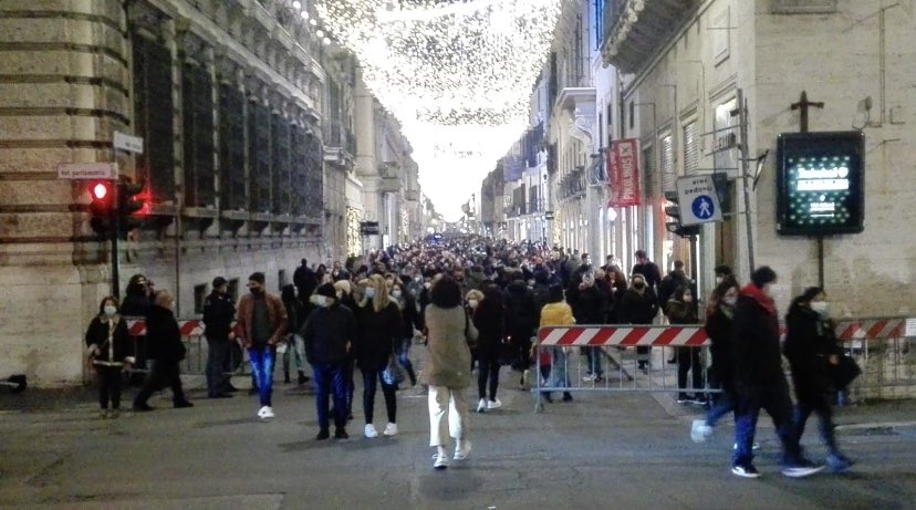 Il #Natale di Roma, a Via del Corso. Buon #Covid a tutti
