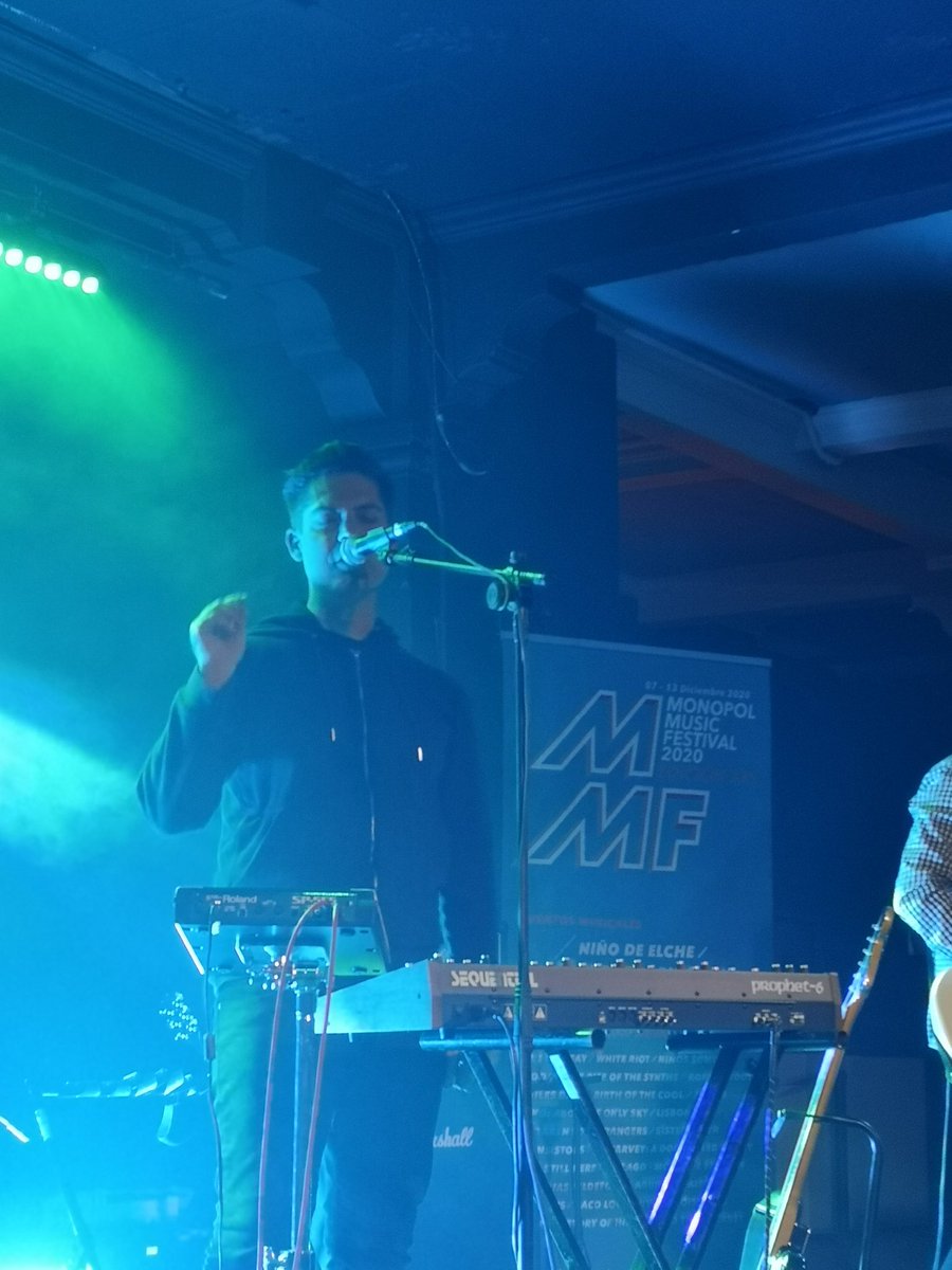 evento_pro's tweet photo. Hipnosis eléctrica de @Pumuky_banda, hoy en formato trío, con el refuerzo de Zeus, de el Pilar Azúl, otra banda que nos encanta. De nuevo dar las gracias a @MonopolMusic y @ThePaperClub que han peleado duro para hoy estar disfrutando de este concierto!! https://t.co/Lhkqmi3jKy