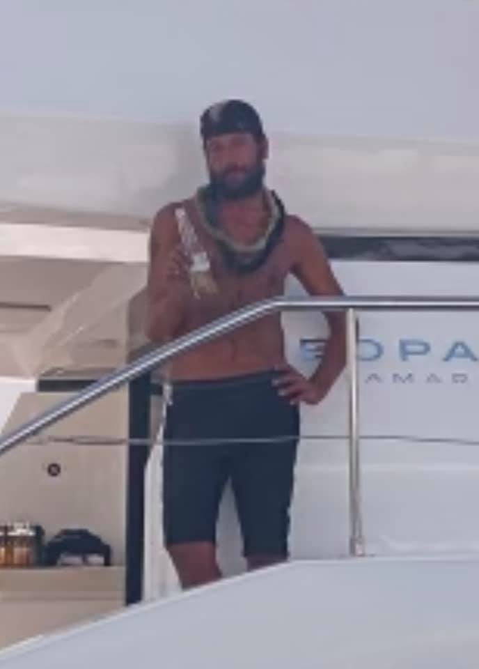RickeySmiley's tweet photo. GOT EEEM!!!!! He broke into my boat and they caught his ass yesterday on someone else's boat trying to steal!!!! Should have Chris from Karaoke beat his ass!! And you know once he lock up he ain’t gonna know when to let go!!! Zoo smellin self🖕🏽🖕🏽(he’s in jail) https://t.co/xcA1PBAuFM