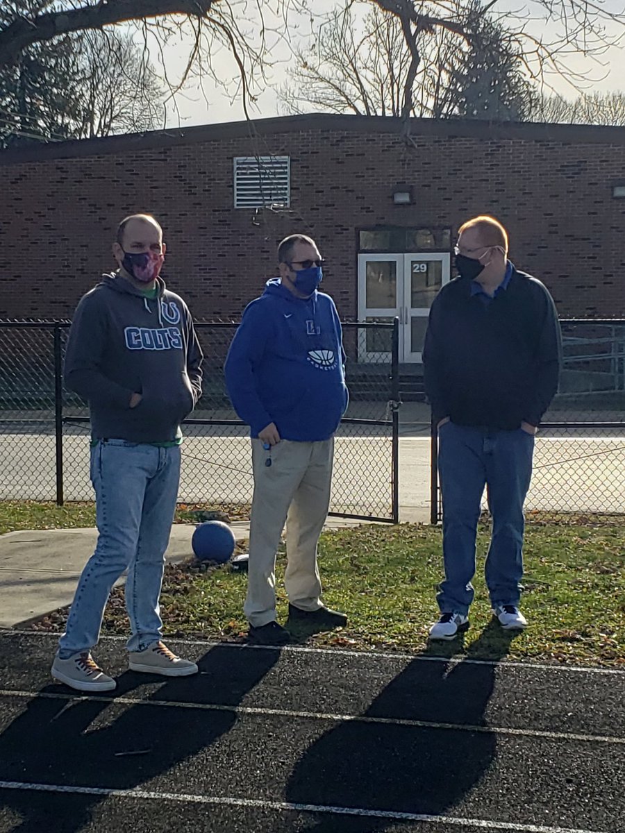 MathEagles's tweet photo. FRESH AIR FRIDAY: Weather close to 60 degrees!!! Kids enjoyed the opportunity to get outside and have some fun!! @lakes_renee @gphilhower @sid_steele https://t.co/M6CQZDFoef