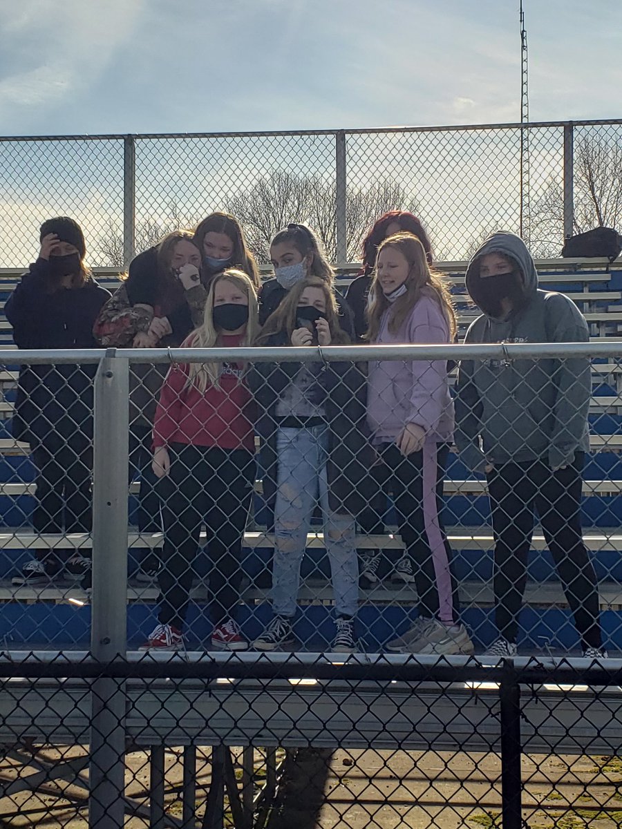 MathEagles's tweet photo. FRESH AIR FRIDAY: Weather close to 60 degrees!!! Kids enjoyed the opportunity to get outside and have some fun!! @lakes_renee @gphilhower @sid_steele https://t.co/M6CQZDFoef