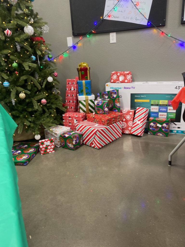StacyK4023's tweet photo. #416Christmasparty thank you Home Depot! @KennyRedigerTHD @cris_talamantes @JAYMCGOWAN4U @alison_biermann @kschulee840 @NagyAndrew @ https://t.co/oMywMWl67o
