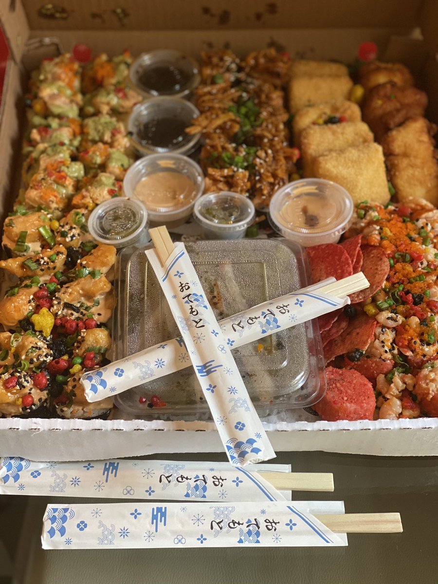 blancoduran's tweet photo. Domo Arigato @thesushiboys son lo más 🔝 y gracias a Hirohito abrieron #PicknGo en Universidad y ahora todos en el norte de la ciudad podemos disfrutar de esta maravilla de la creación llamada #TheSushiBox 

Pide por plataforma o directo aquí 
👇🏼👇🏼👇🏼
https://t.co/9Qp77LKx2J https://t.co/feZWUsmUcy