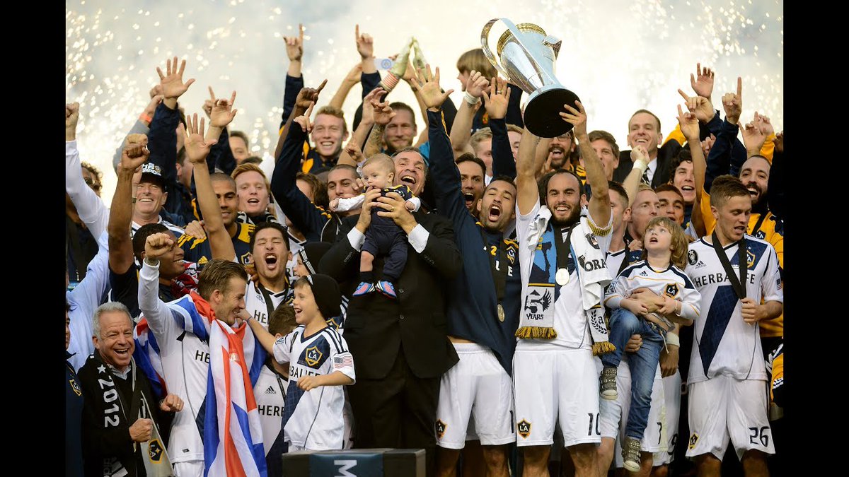 LA Galaxy - Houston Dynamo (2012)La final de la  #MLSCup   se repetía y con ella el mismo final con el  #LAGalaxy como ganador. Los californianos supieron jugar sus cartas y dieron la vuelta a un gol inicial de  #HoldItDown, con un final intenso y de muchas ocasiones