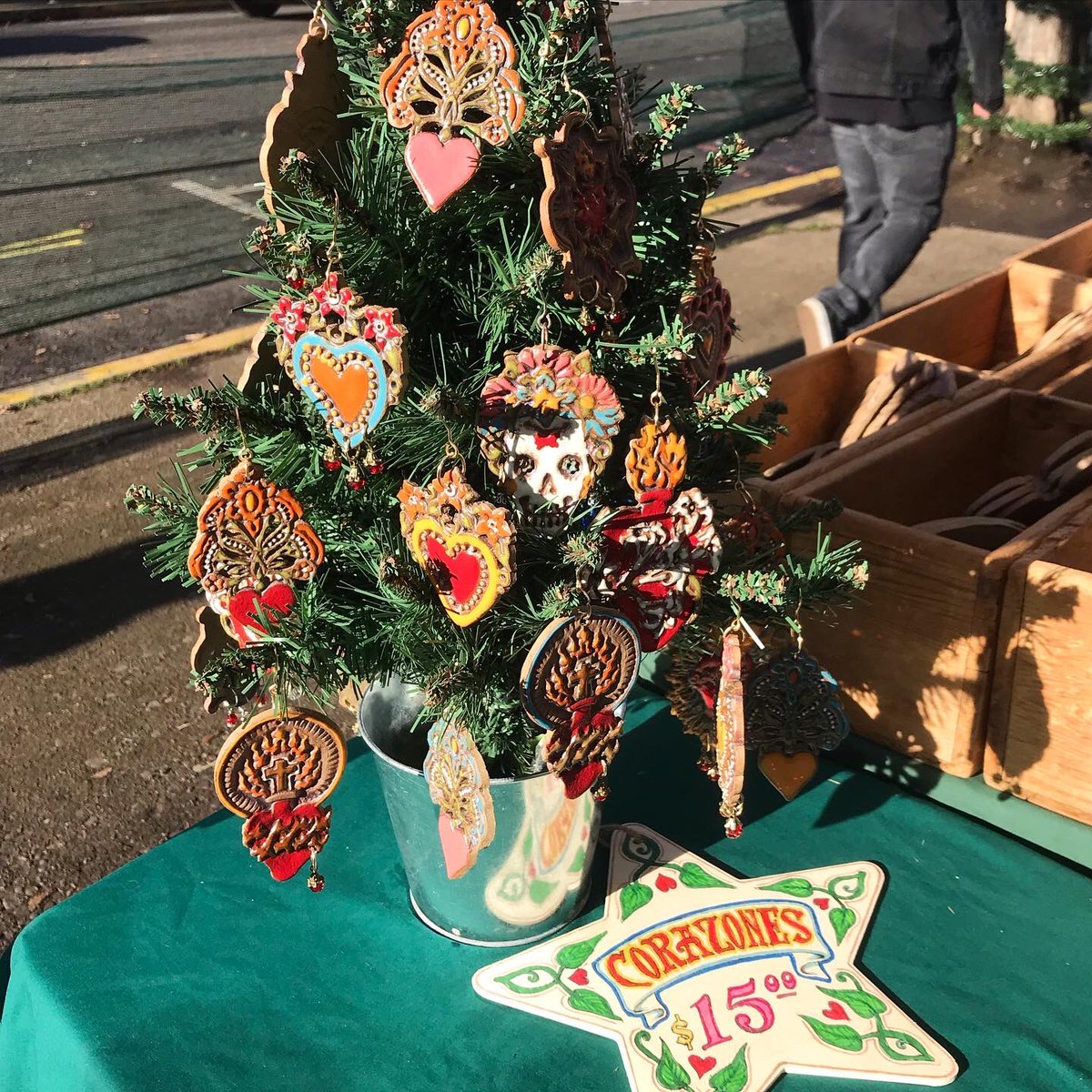 SaturdayMarket's tweet photo. Today is the day for ornaments at Holiday Market on the Park Blocks. Barbarian Pottery has a new twist for the holidays. He calls them Corazones. All handmade slab pottery and hand painted and unforgettable. 
#slabpottery #ornaments #beautiful #corazones #eugeneholidaymarket https://t.co/yW18OFxHSK