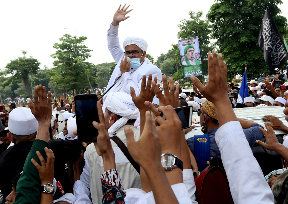 #Indonesian police arrested firebrand #Islamic cleric #RizieqShihab on Saturday for breaching #coronavirus restrictions by staging several mass gatherings arab.news/r7djx