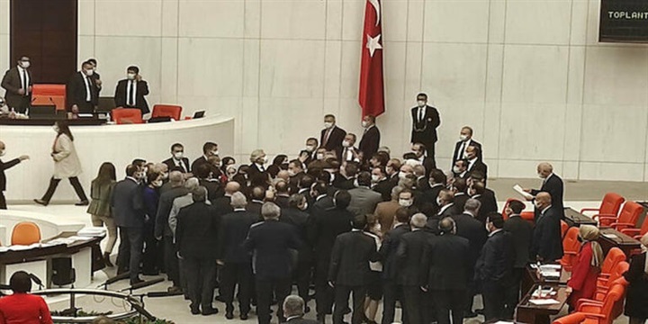 بالصور.. وزير داخلية أردوغان يقود "خناقة" داخل البرلمان التفاصيل