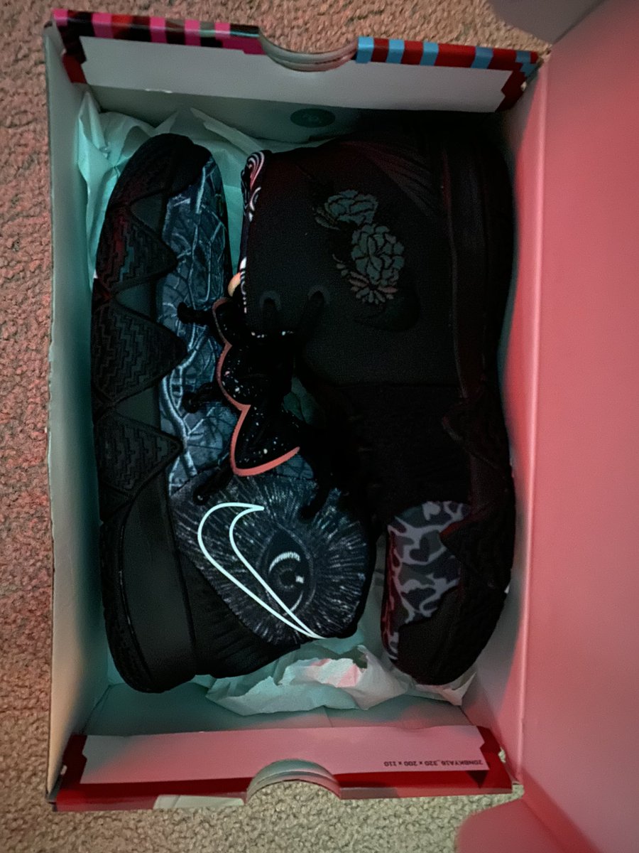 thenikebandit's tweet photo. So, I accidentally purchased these with #BanditAIO some time ago. Can’t really do anything with them so I’d rather give them away to a Family/kid that needs them, with Christmas around the corner. Size 7  (GS). Tag someone , RT + Like . I’ll pick someone random. 🙏 https://t.co/2ys5zV7IBD