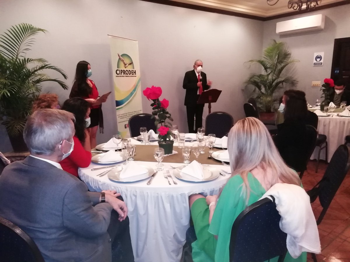 ciprodeh1's tweet photo. #Ciprodeh
#diadelosddhh 
Parte de lo vivido durante la Cena de Gala con representantes de embajadas, miembros de la cooperación, organizaciones defensoras y periodistas, en agradecimiento a los(as) comunicadores(as) por su trabajo en la defensa de la libertad de expresión en #HN. https://t.co/3N0F5iyAFJ