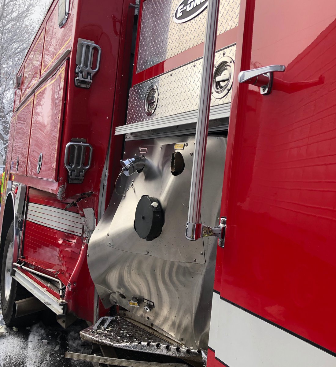 KCFireDistrict1's tweet photo. KCFD1 asks all motorists to slow down and pull over for emergency vehicles. https://t.co/UyGDl7WGLe