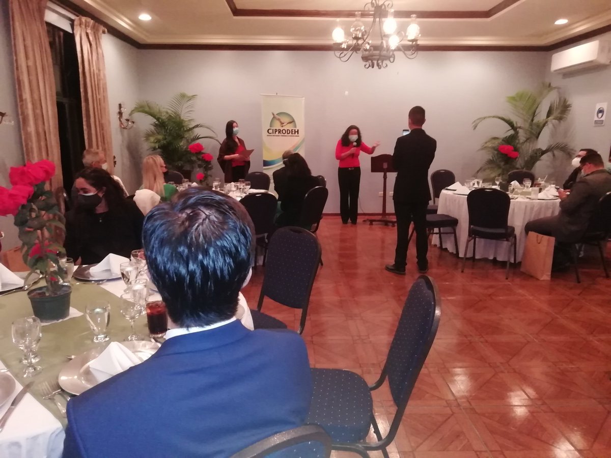ciprodeh1's tweet photo. #Ciprodeh
#diadelosddhh 
Parte de lo vivido durante la Cena de Gala con representantes de embajadas, miembros de la cooperación, organizaciones defensoras y periodistas, en agradecimiento a los(as) comunicadores(as) por su trabajo en la defensa de la libertad de expresión en #HN. https://t.co/3N0F5iyAFJ