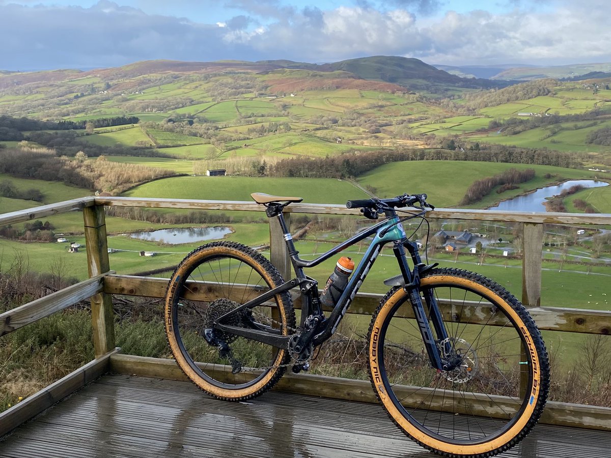 katevic36's tweet photo. A morning solo slog on a windy hill but the views in mid wales are always worth it 😊🚵🏽‍♀️ https://t.co/OwaDLSARhF