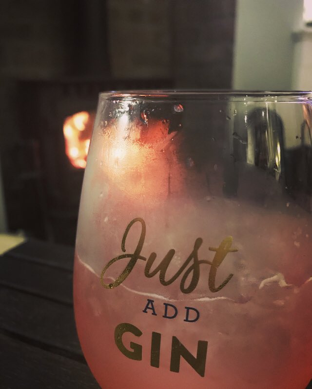 HeadsetheroWyp's tweet photo. Cheers! A cosy cocktail to bring the day to an end. #bramblecocktail #delish https://t.co/7pBTwjQqwa