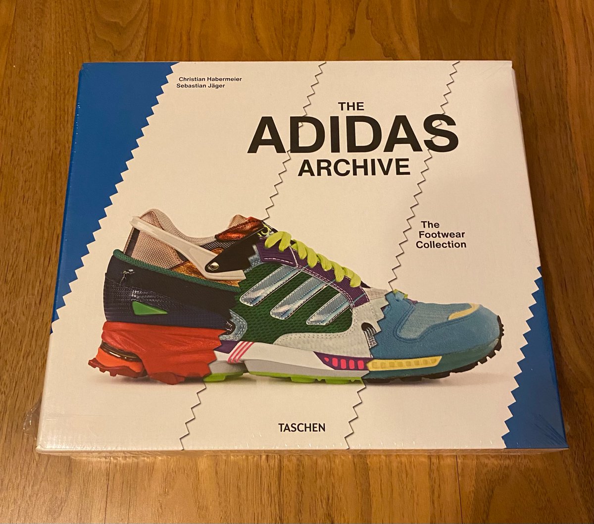 adidasonfoot's tweet photo. 🎄/// Christmas Giveaway /// 🎄 

The Adidas Archive - The Footwear Collection from Taschen 

To be in the draw to win: 

Follow @Adidasonfoot  
Retweet this tweet 
Tag one friend 

Good Luck everyone, winner picked on Christmas Day. 

Have a great Xmas - stay safe 

Big love 
X https://t.co/ibDoVkhrTR