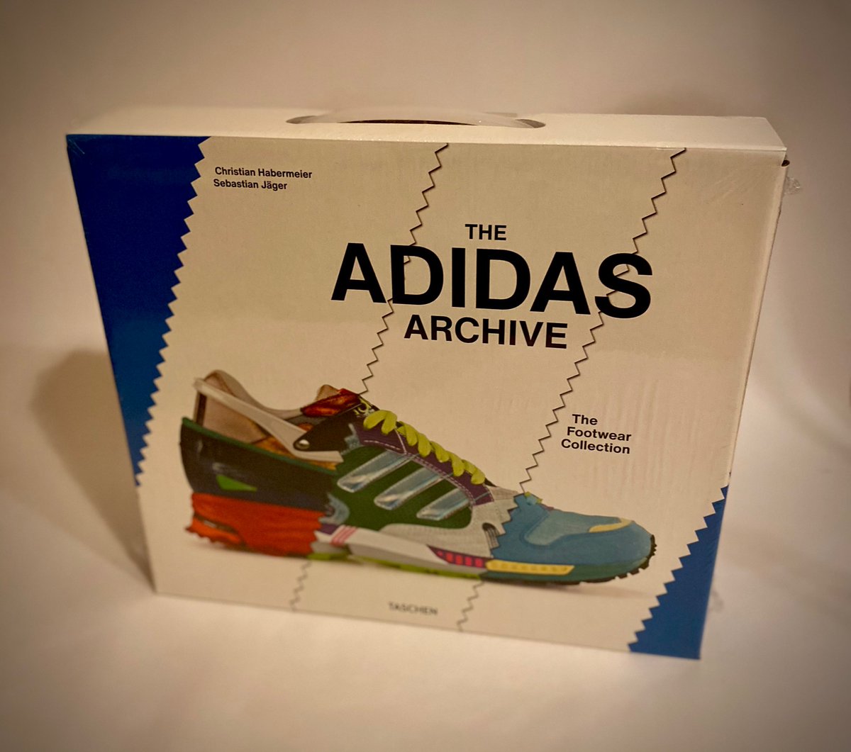 adidasonfoot's tweet photo. 🎄/// Christmas Giveaway /// 🎄 

The Adidas Archive - The Footwear Collection from Taschen 

To be in the draw to win: 

Follow @Adidasonfoot  
Retweet this tweet 
Tag one friend 

Good Luck everyone, winner picked on Christmas Day. 

Have a great Xmas - stay safe 

Big love 
X https://t.co/ibDoVkhrTR