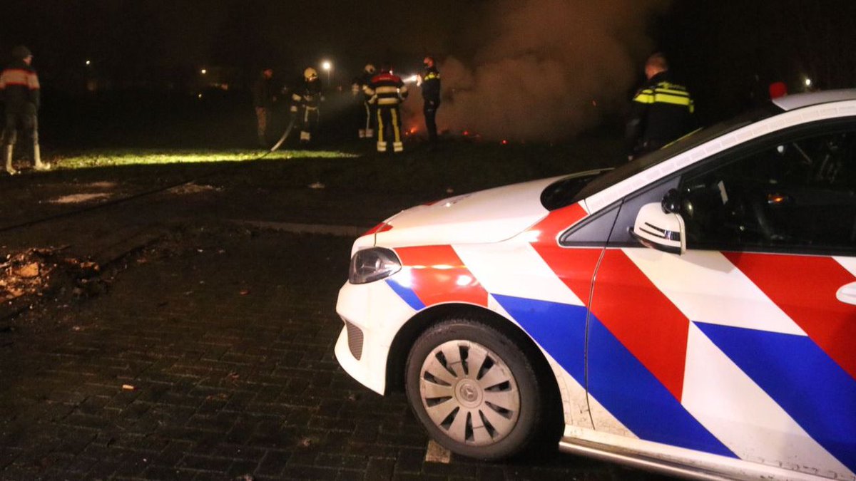 Brandweer kan pas blussen na hulp politie -..