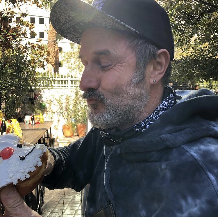 DavidArquetteBR's tweet image. 📲 David Arquette está celebrando o aniversário de Tony Hsieh e postou as fotos abaixo em seu Instagram com a legenda “Celebrando #tonyhsieh com donut de Papai Noel do @/donutbarlv ❤️ Eu te amo Tony - ‘Donut tenta me parar. Eu vou matar o papai noel’”