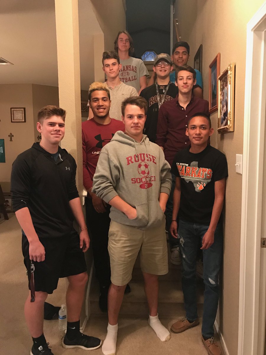 RouseSoccer's tweet photo. It’s hard to put into words the devastation as Rouse Soccer Mourns the loss of Arturo Benitez , Class of RHS “17 Amazing player, teammate, brother, and friend. Positive, service minded and selfless attitude, and was studying to be a police officer in Austin. Gone too soon.  🥲 https://t.co/aaa1FS101v