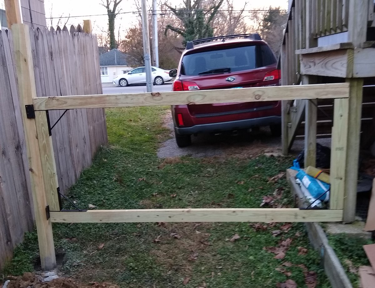 So I lied. There was still plenty of daylight and I couldn't just leave this as it was. So I removed the rabbit fencing from the gate. Removed the top cross beam. Cut the vertical supports to proper length and reassembled. Looking good. #DIYRobb