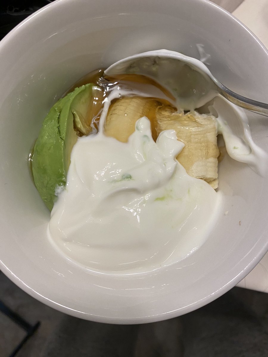 So this is the hair I’m working with: it’s fine and brittleAnd so we put a mask on with avocado, honey, banana and yogurt! Just blend this and comb it through You can Google why and if you don’t already know you should definitely follow that rabbit hole!