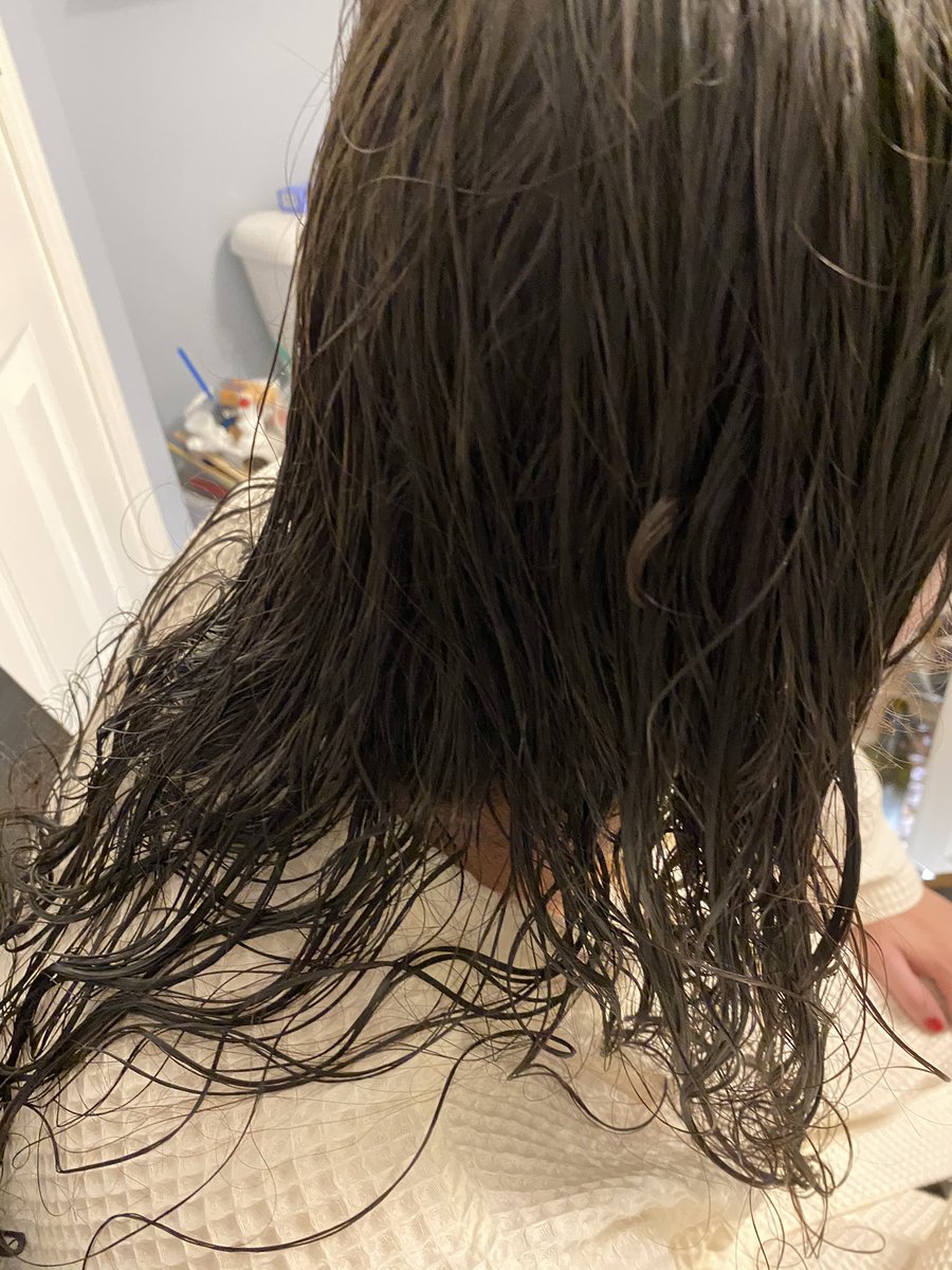 So this is the hair I’m working with: it’s fine and brittleAnd so we put a mask on with avocado, honey, banana and yogurt! Just blend this and comb it through You can Google why and if you don’t already know you should definitely follow that rabbit hole!