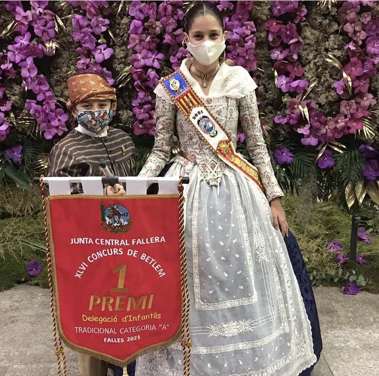 Aquesta vesprada hem arreplegat el primer premi del concurs de betlems de <a href="/JCF_Valencia/">Junta Central Fallera</a>, guardó que lluirà junt al betlem i, després, al casal, per a recordar la gran obra que hem tingut, fruit del nostre treball #sentimhumanksta