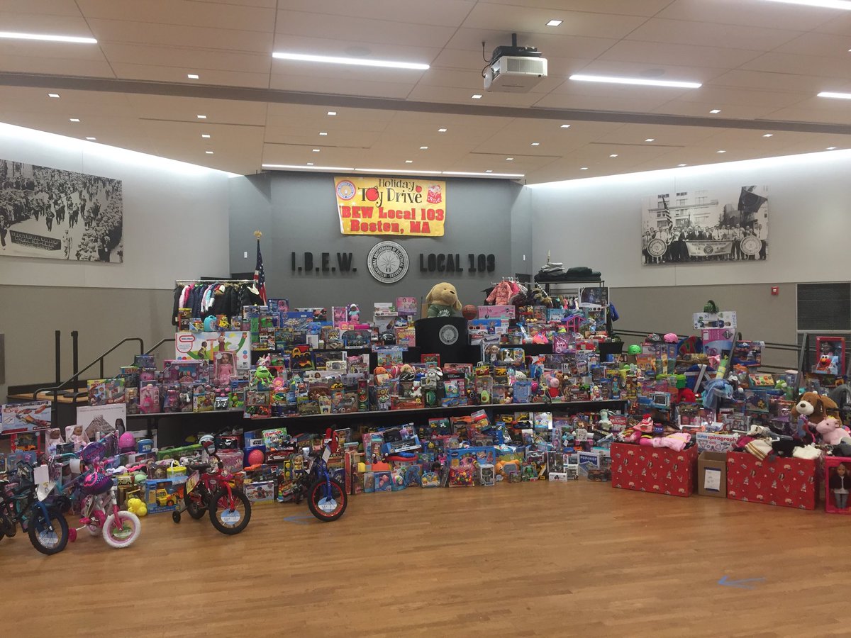 What a day ⁦<a href="/IBEW103/">Local 103 IBEW</a>⁩ toy drive happy to be part of this great event ⁦<a href="/LAntonellis103/">Lou Antonellis</a>⁩ ⁦<a href="/marty_walsh/">Mayor Marty Walsh</a>⁩