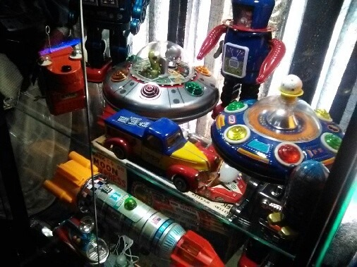 DrMickLethal's tweet photo. @white_arrow_uk @BlueelvisEric @LauraLeeBordas @OnAngelWings @chetbtester @Lily7Tiger @Duckman1001 @1shawnster This is just the collection that's in the Toy Room, I have a glass display cabinet filled with my Vintage Tin Toys in the Living Room.🤖🚀👽🛸#LethalToyCollection https://t.co/BNdCradLGn