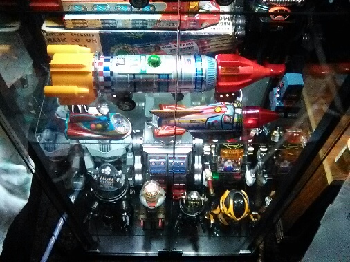 DrMickLethal's tweet photo. @white_arrow_uk @BlueelvisEric @LauraLeeBordas @OnAngelWings @chetbtester @Lily7Tiger @Duckman1001 @1shawnster This is just the collection that's in the Toy Room, I have a glass display cabinet filled with my Vintage Tin Toys in the Living Room.🤖🚀👽🛸#LethalToyCollection https://t.co/BNdCradLGn