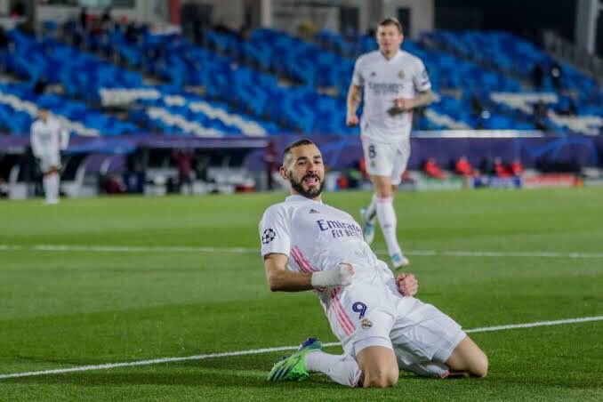 RTalacha's tweet photo. Victoria merengue ⚪️

Con el regreso de Carvajal a la línea defensiva, @realmadrid encaró el derby madrileño con carro completo y aseguró la victoria con un contundente 2-0 con buen funcionamiento. 

Recorta puntos para acercarse a la Real Sociedad y al mismo @Atleti. https://t.co/6lgpoeHZH3