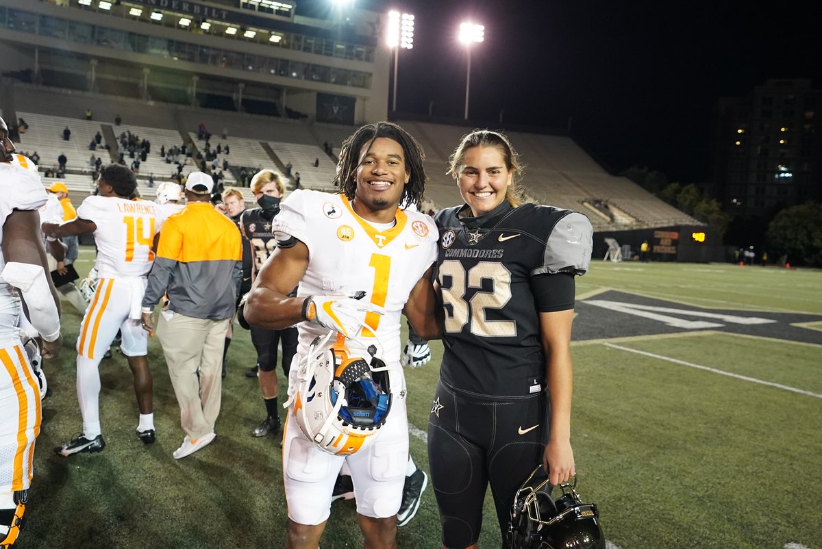 VandyFootball's tweet image. Sarah meeting some of her fans. 

#AnchorDown | @SarahFuller_27
