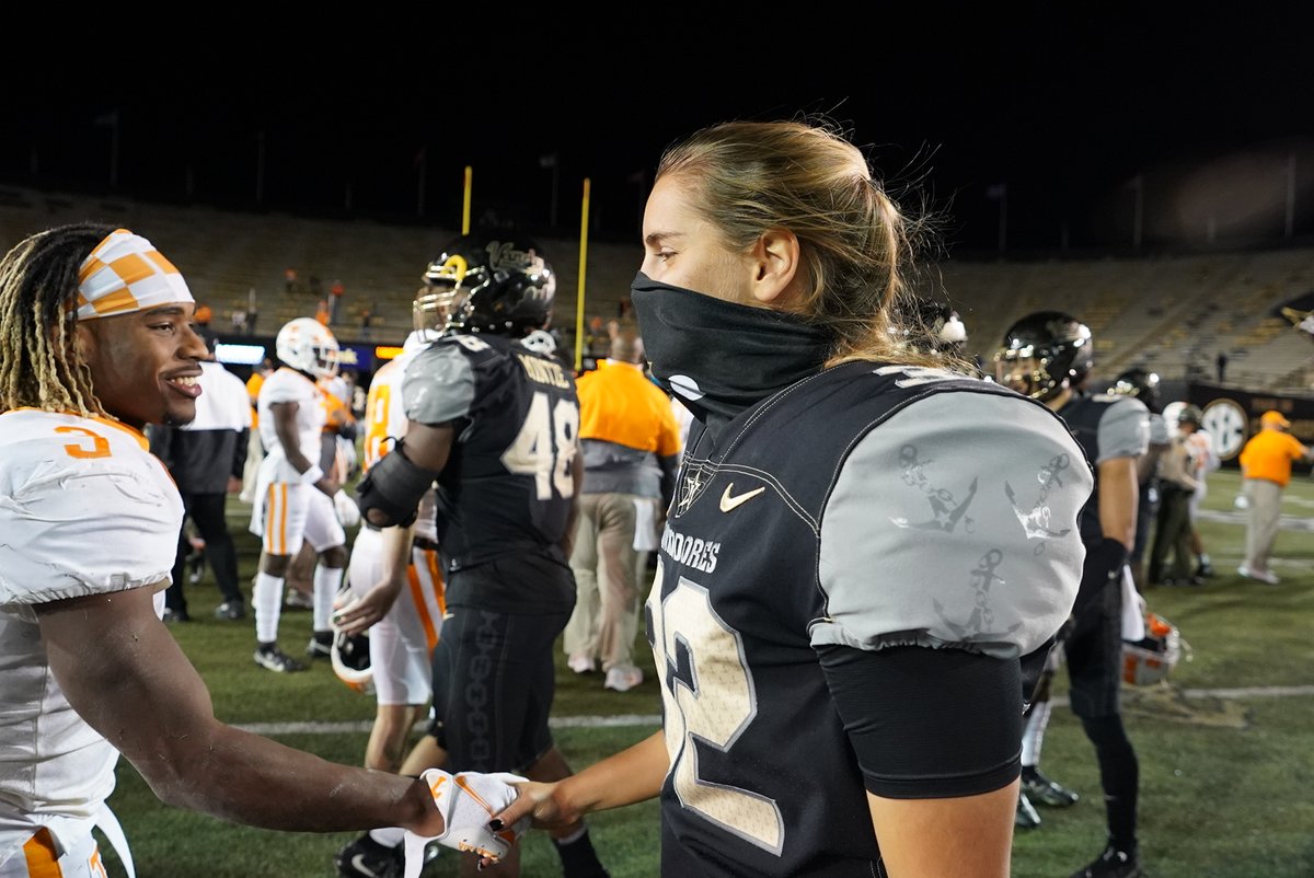 VandyFootball's tweet image. Sarah meeting some of her fans. 

#AnchorDown | @SarahFuller_27