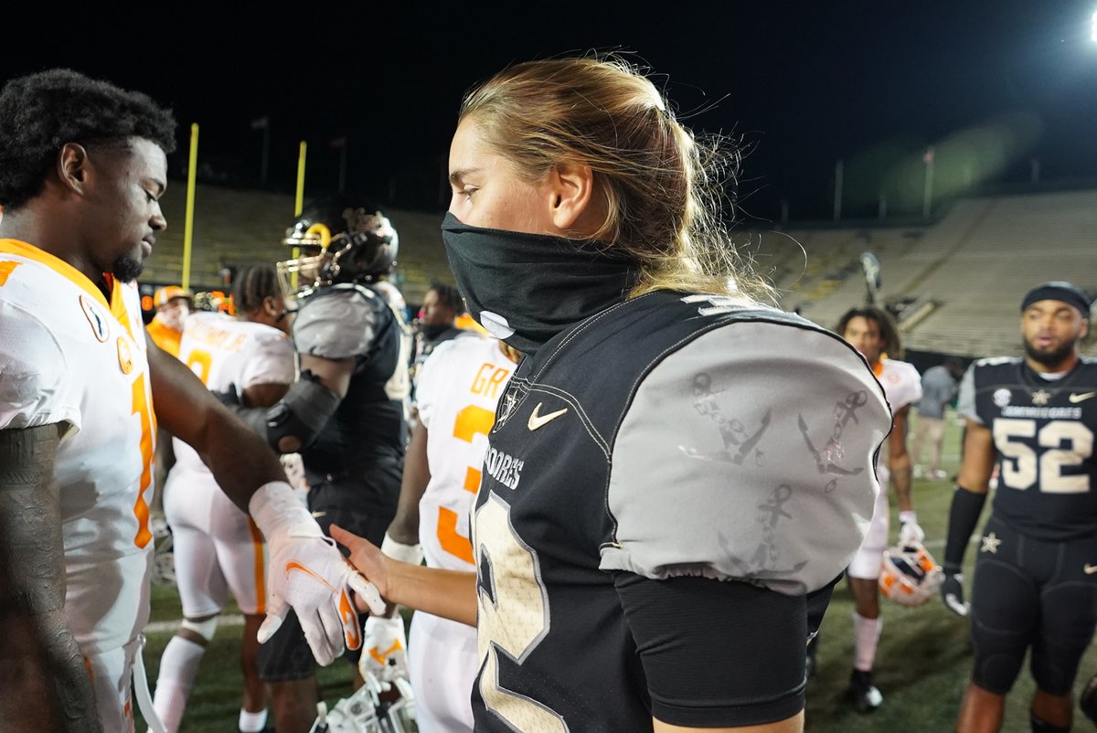 VandyFootball's tweet image. Sarah meeting some of her fans. 

#AnchorDown | @SarahFuller_27