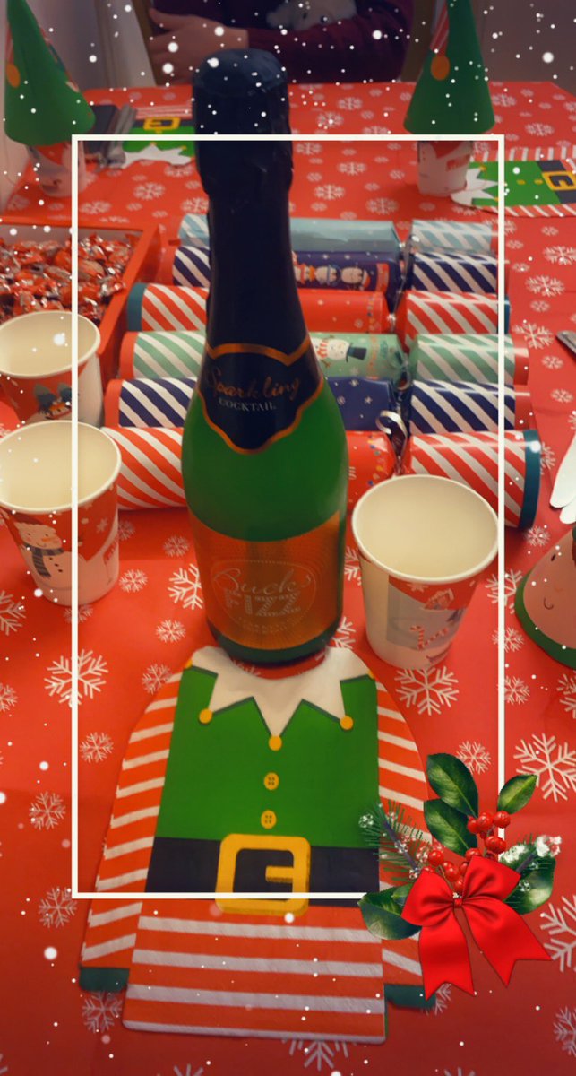 carly_carlylola's tweet photo. So 12 weeks of a very tough placement survived and living together so Christmas dinner and mini party celebrations at 1 Alder Court ( socially distanced of course )...... #uolnursing #sfht @UoLNursing @SFHFT π©π»ββοΈ https://t.co/VHWbgW7Vyd