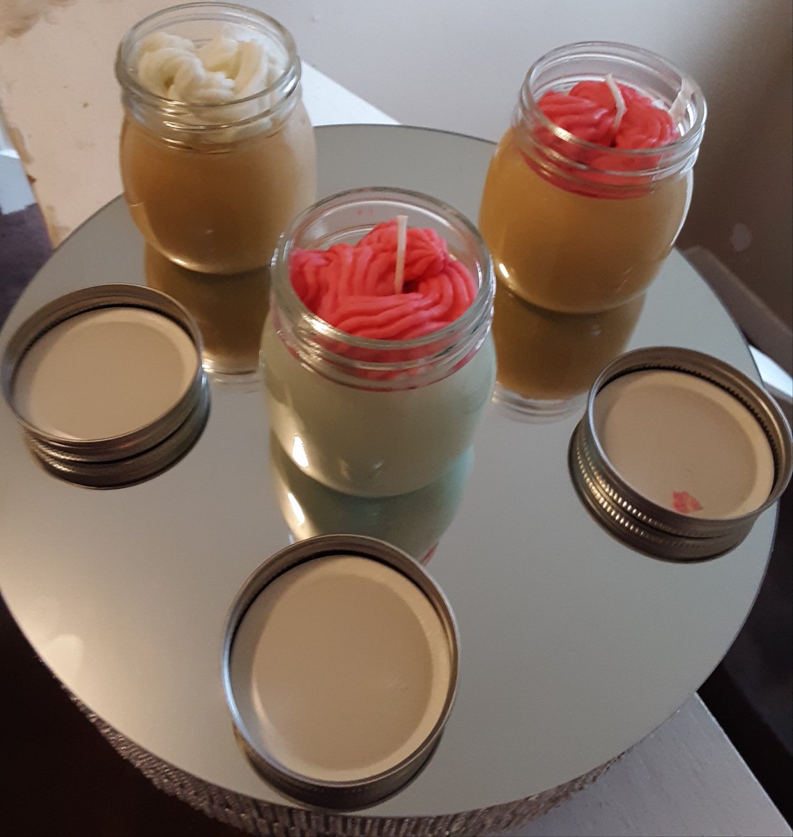 BE_QUINTESSENCE's tweet photo. 🔥🔥🔥🎁🛍🕯👨‍💻🤳🥰🥰PUMPKIN PIE, GREEN APPLE PIE, SNICKERDOODLE, AND COFFEE CAKE candles and wax melts available NOW. 10 oz candles are $15
25 piece wax melts $15
FREE shipping 

DM for orders

BLINGED CAKE STAND available also. $35

#pumpkinpiecandles #greenapplepie #waxmelts https://t.co/ZHMCHIvkcZ