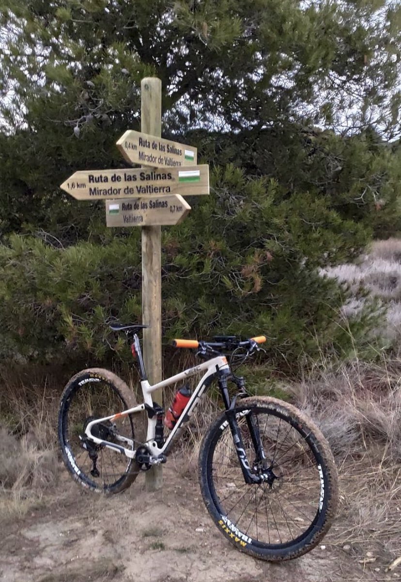 ConorBikes's tweet photo. Tu eliges tu destino #CuidateEnBici https://t.co/tzw4BQnShh