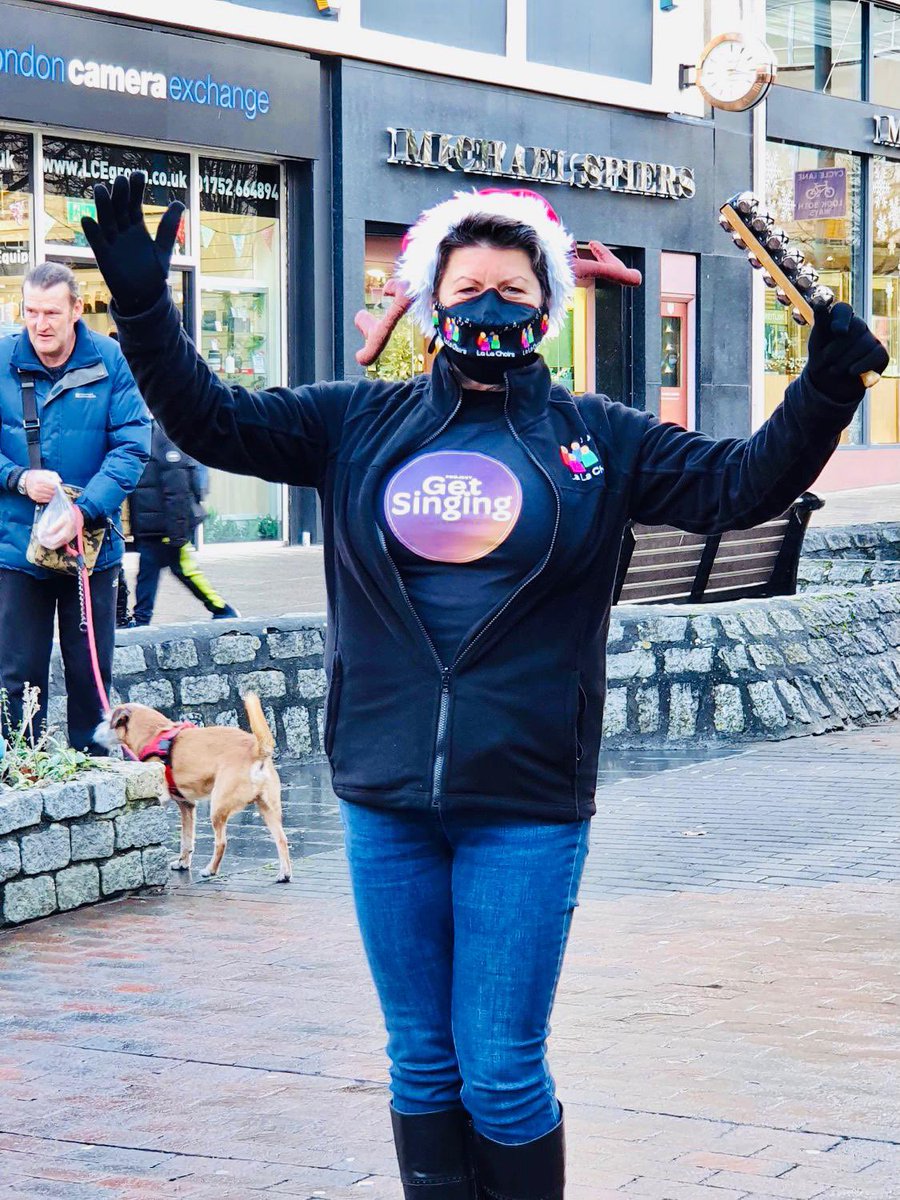 ProjGetSinging's tweet photo. Our people are on the streets! Here is Sam from @lalachoirs! #projectgetsinging #projgetsinging #WinterWander #outtosing https://t.co/kEp1OhBE4a