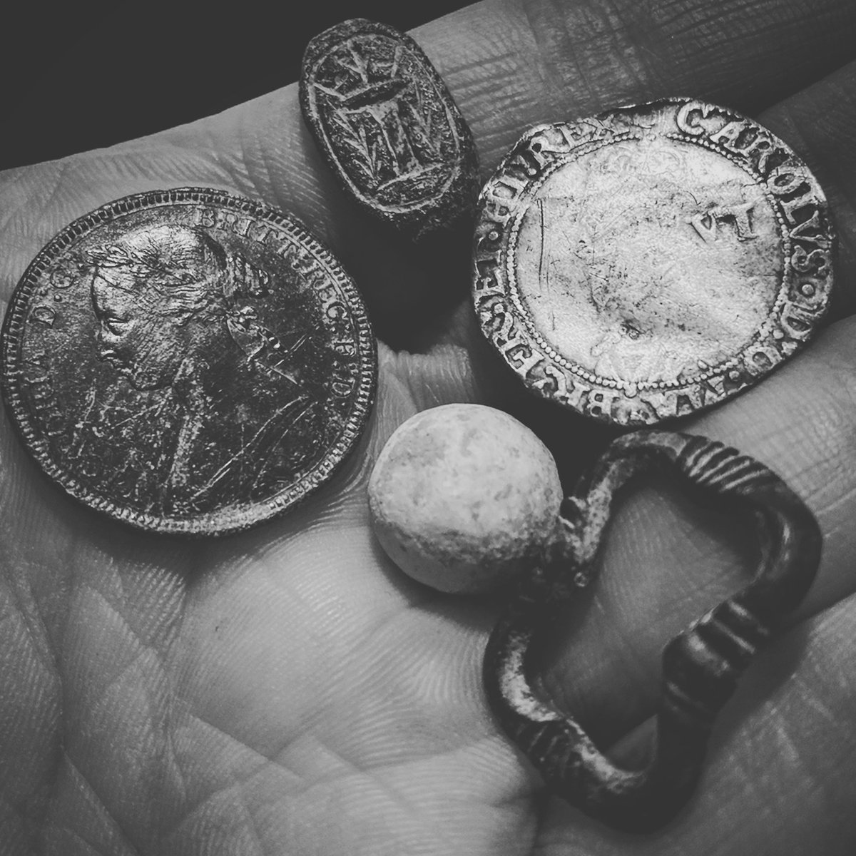 foundbysound's tweet image. Some of today’s finds running DeepTech’s latest Smart Pro Series machine. A lovely merchants ring c1400-1500 and a Charles 1st silver hammered sixpence c1650. Good days hunting 😎