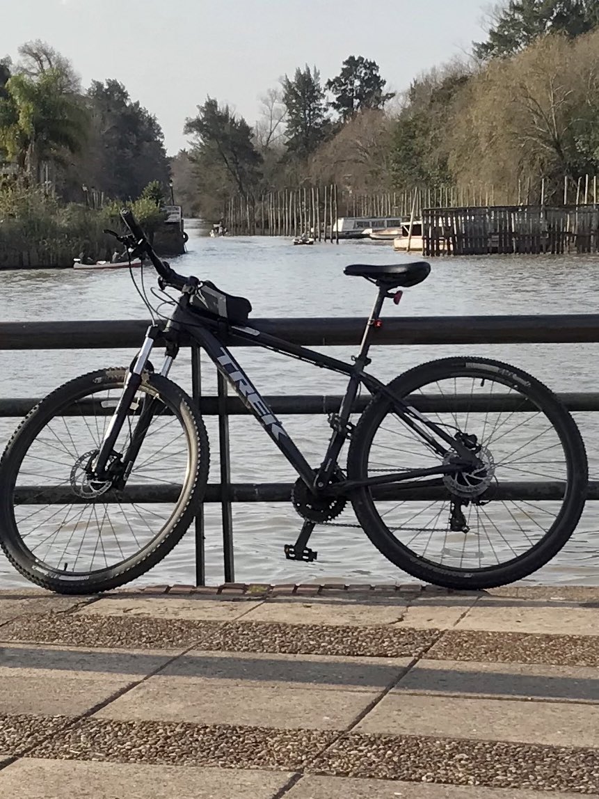Disidente2011's tweet photo. Me acaban de robar esta bicicleta Trek en Pueyrredon y Las Heras. Un ladrón con remera azul, mochila y vestía shorts; algo corpulento. Ocurrió a las 19hrs.
Ayuda por favor.  Hasta un RT ayuda. https://t.co/H6dorAuv7Y