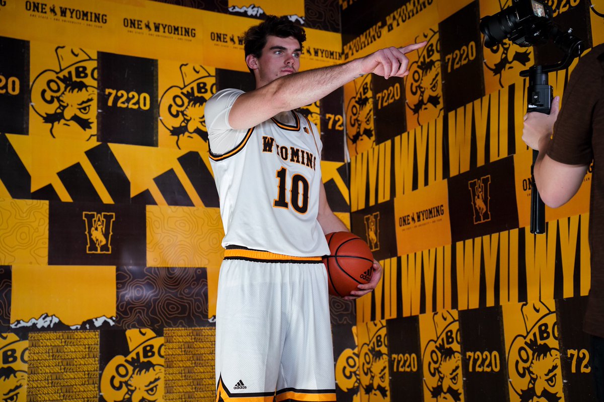 wyo_mbb's tweet photo. Big man 🤟 @Tballen24Com 

Cowboys 53-47 | 15:40 left to play in the second half. https://t.co/21zK2K3AZ4