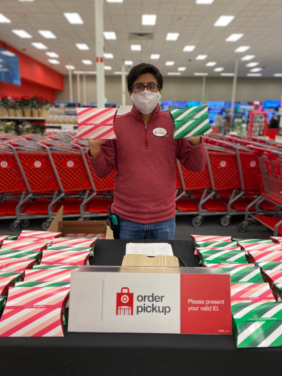 Steven is spreading the JOY this holiday season with all of our Order Pickup guests #g195joysquad <a href="/servi_nina/">Nina Recupito</a> <a href="/cmedina_tgt/">Claudia Medina</a> @ErinHostinsky <a href="/veramay11/">April Bengert</a> <a href="/garmtgt/">George Armstrong</a>