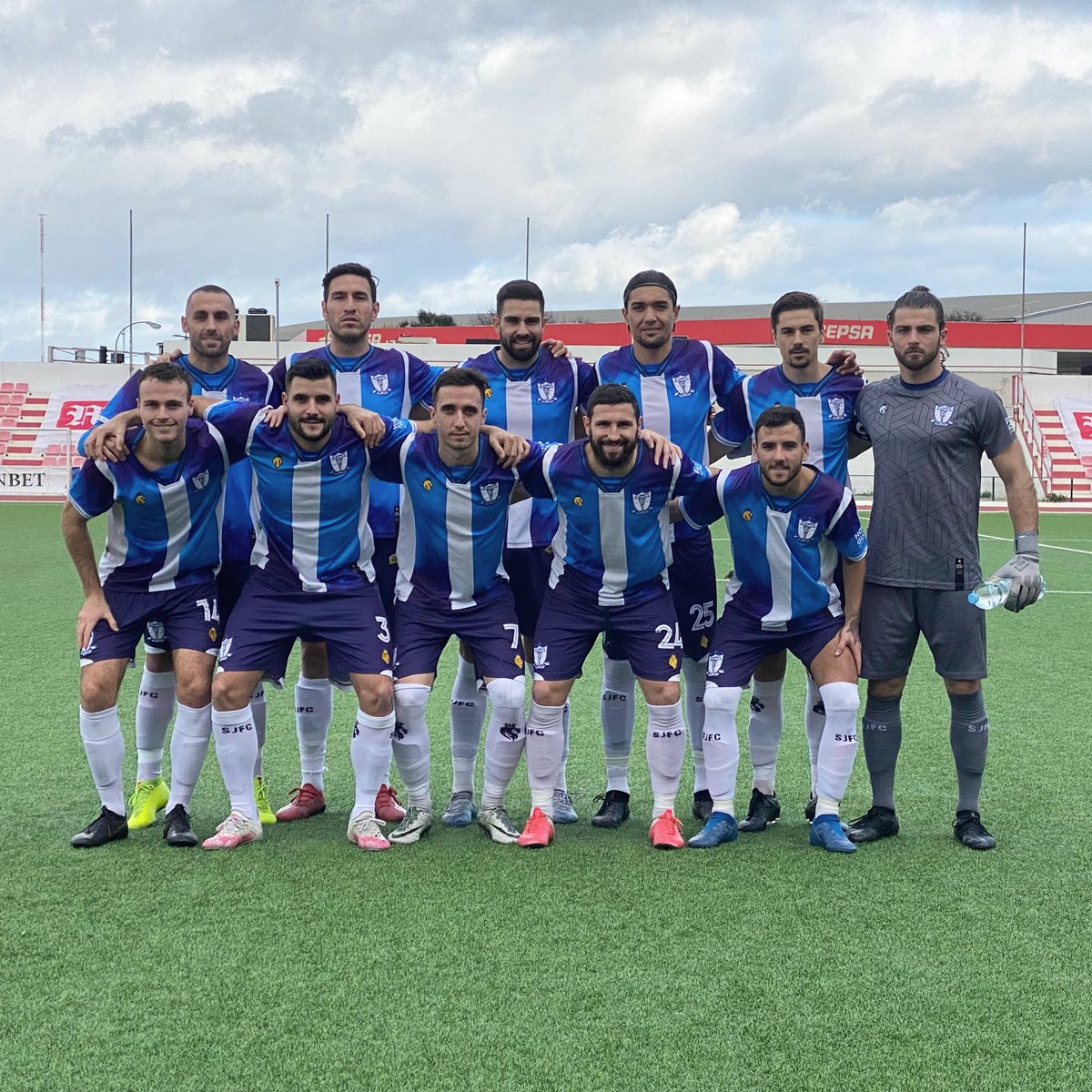 migrantesbalon's tweet photo. ⚽️⚽️⚽️⚽️ @12_guirado
⚽️⚽️⚽️ @7boro7 
⚽️⚽️ @Juanfri_9 
⚽️ @carras6 

El St. Joseph's protagonizó hoy la mayor goleada de la temporada en la Premier League gibraltareña tras derrotar 13-1 al College FC. 10 de los tantos llevaron la firma de un español. https://t.co/HwnwY1K6dh