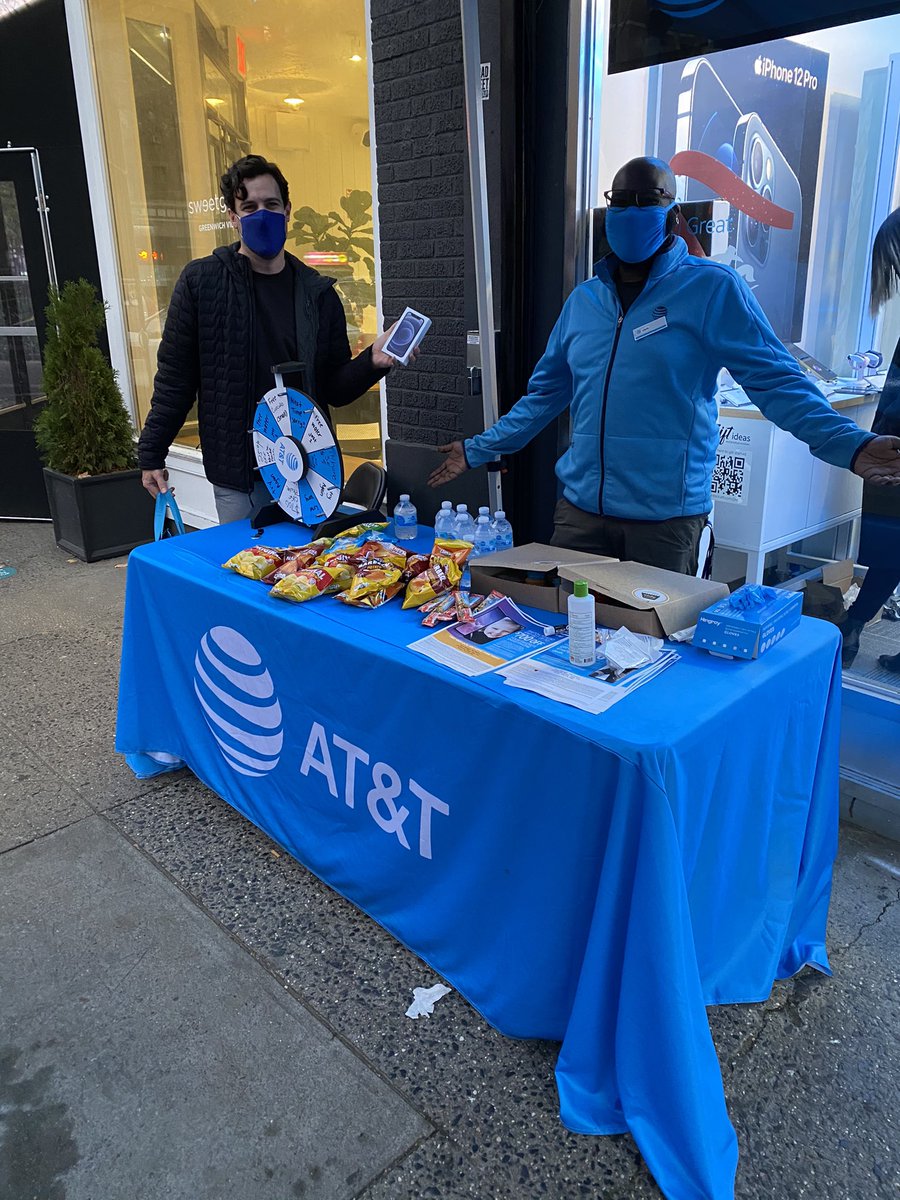 will_dar24's tweet photo. Team bleecker teaming up with Molly Cup cakes  #saturdaysleigh #NYNJStateOfMind #teamempirenyc @TeamEmpire_NYNJ #onenynj @SmallBizzyBone @GiseleLadlee @judy_cavalieri @Danny_Perez_01 https://t.co/9ymXIHecUg