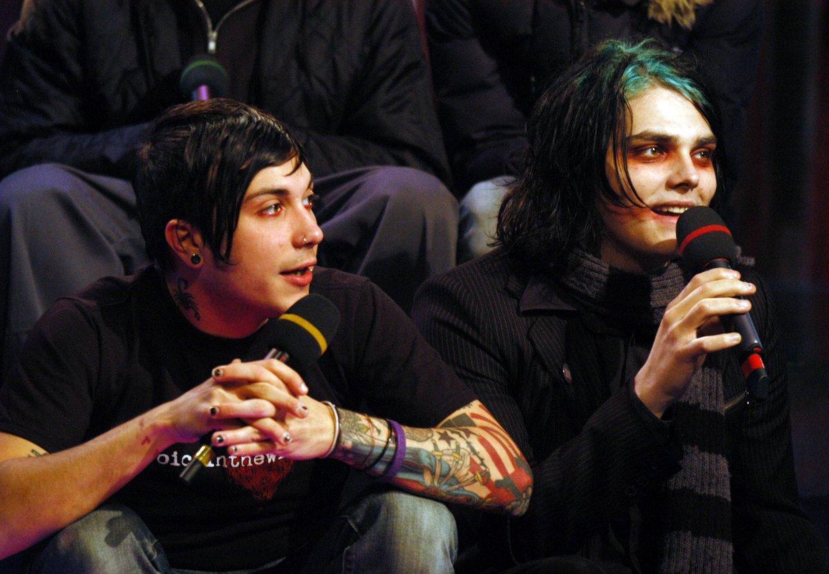 джерард волчонок. Gerald ill for days and. джерард уэй концерт. My chemical romance фрэнк айеро и джерард. киллджойс уэй.