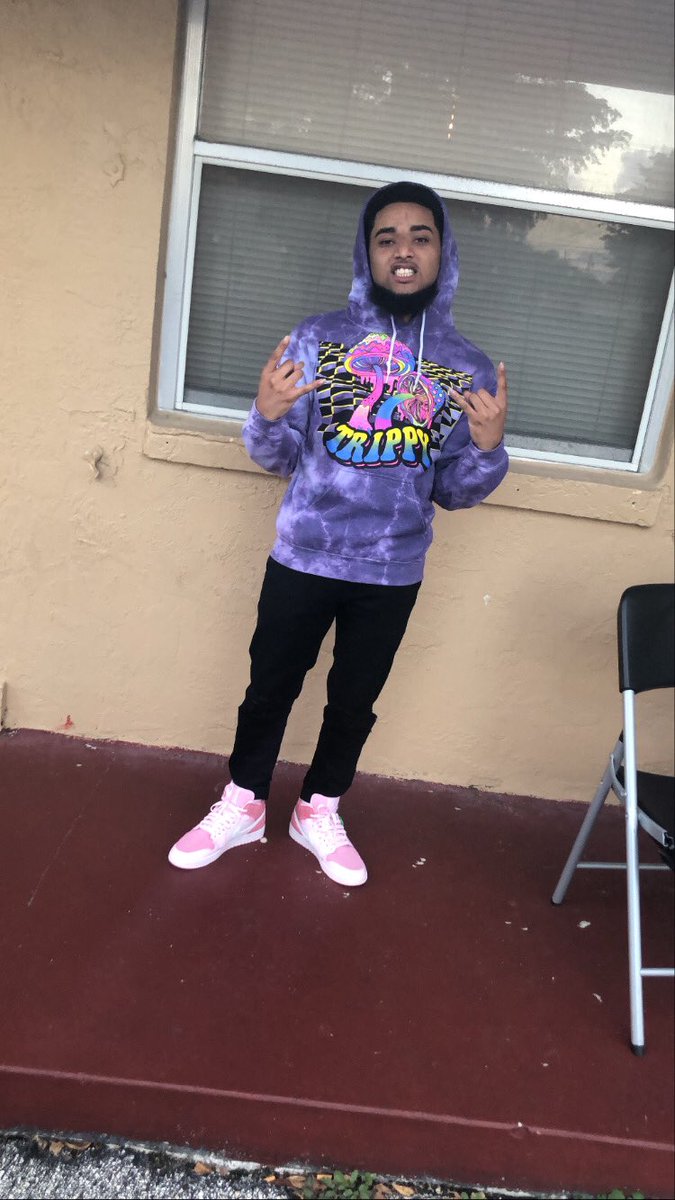 6blockLiHec's tweet photo. Counting money working on myself that’s if you wondering how I been......... #TiWest https://t.co/H64iXrGWXB