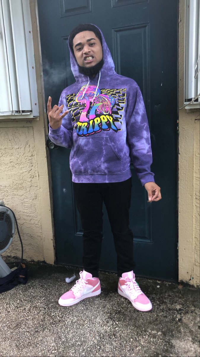 6blockLiHec's tweet photo. Counting money working on myself that’s if you wondering how I been......... #TiWest https://t.co/H64iXrGWXB